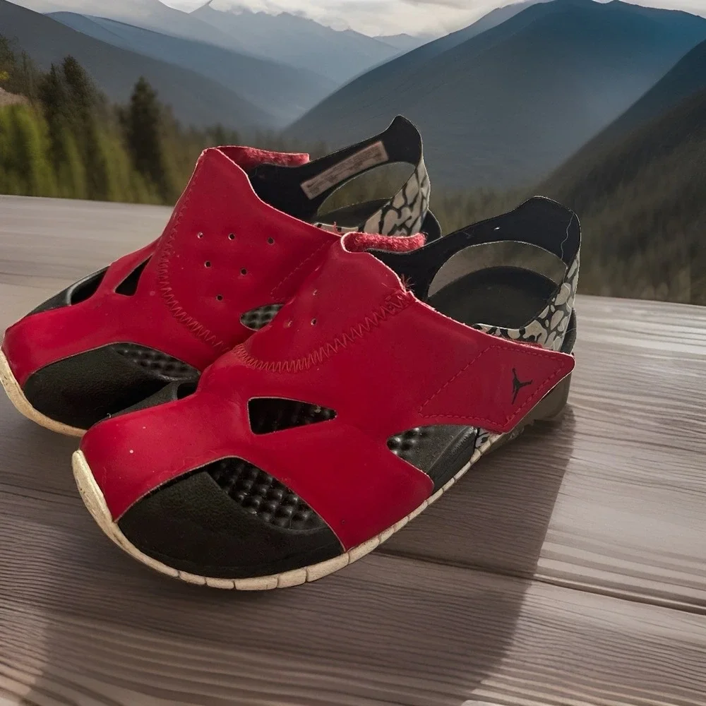 Jordan Unisex Kids Slip-On Sandals US 8 Red/Black Colorblock Logo
